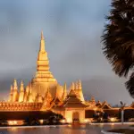 Ein monumentales Bauwerk mit hoch aufragenden Türmen in Laos.